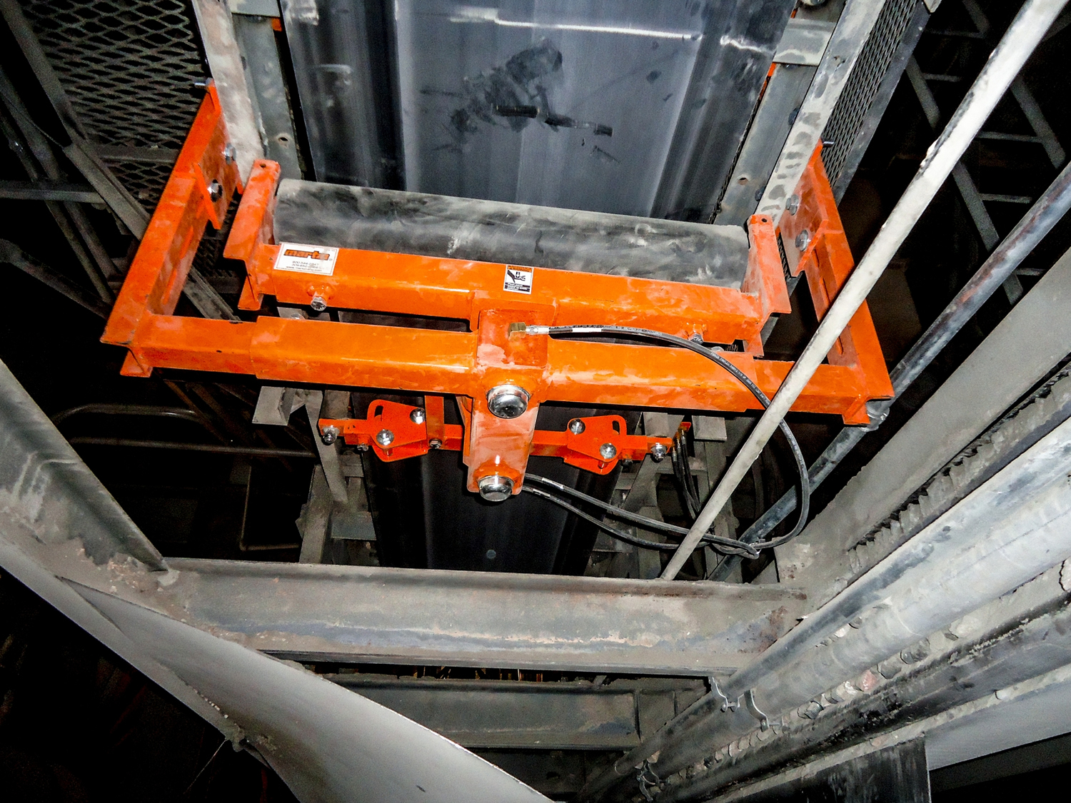 Cada transportador se equipó con un alineador Martin® Tracker™ para el lado de retorno, para ayudar a reducir los daños en los bordes, evitar los derrames y extender la vida útil de la banda. Cada transportador se equipó con un alineador Martin® Tracker™ para el lado de retorno, para ayudar a reducir los daños en los bordes, evitar los derrames y extender la vida útil de la banda.